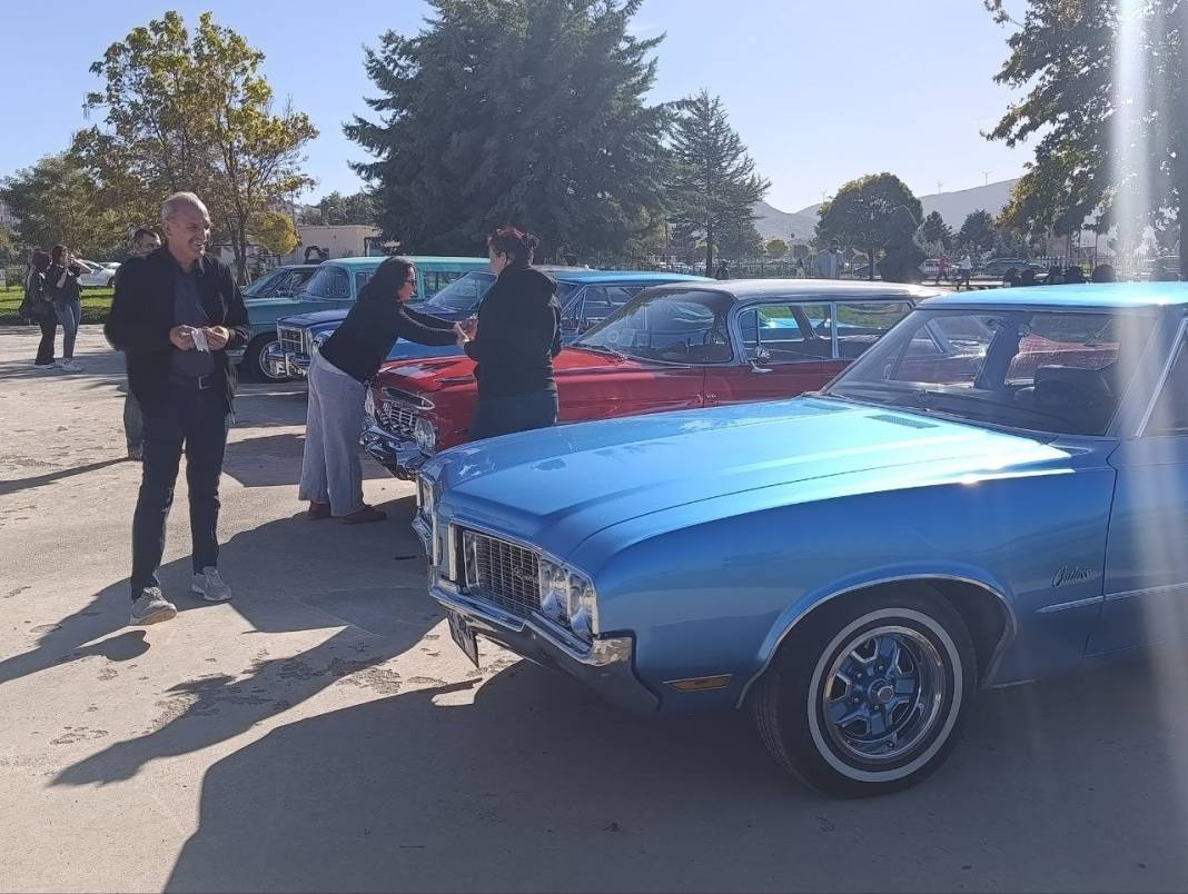 Klasik otomobiller Beyşehir’i salladı! Göl etrafında tur attılar 3